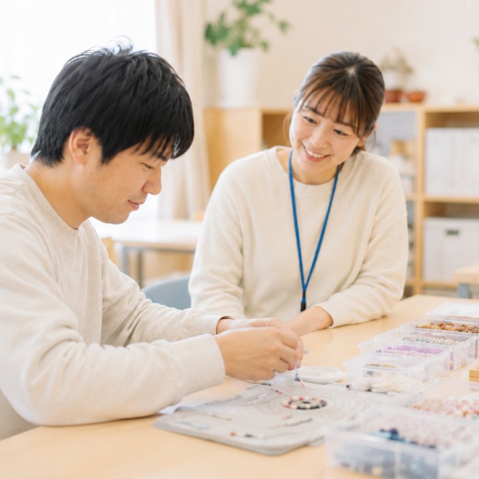 ハンドメイド：スタッフの笑顔と一緒に細かな手作業